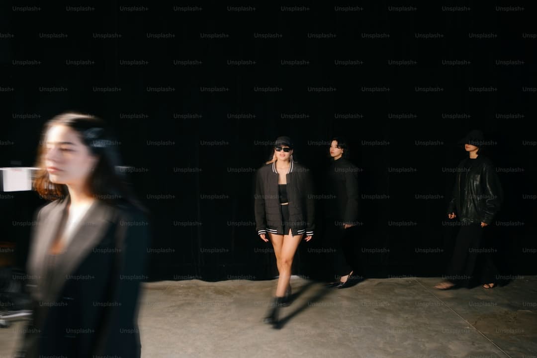 韩国女演员穿鞋踩机场椅子引热议 公众人物行为惹争议